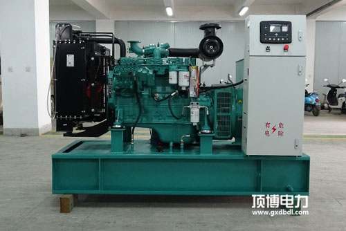 一臺750kW柴油發電機組工作小于100h，起動排氣管有大量白煙